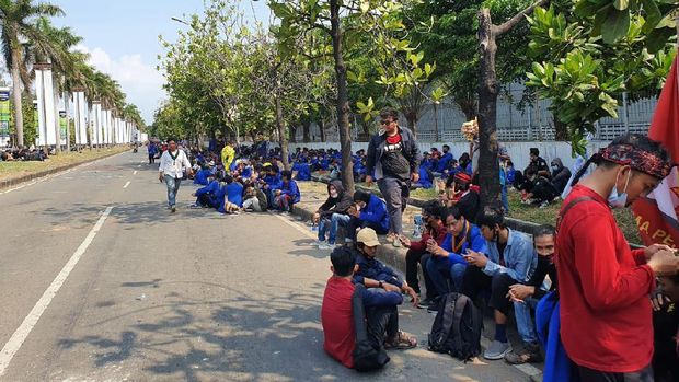 Mahasiswa unjuk rasa di Jababeka, Kabupaten Bekasi (Isal Mawardi/detikcom)