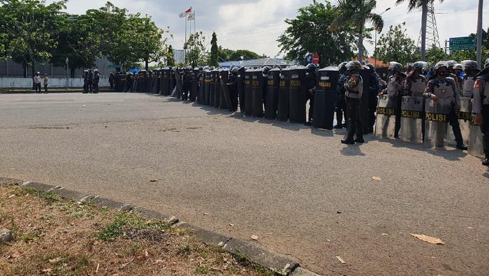 Mahasiswa unjuk rasa di Jababeka, Kabupaten Bekasi (Isal Mawardi/detikcom)