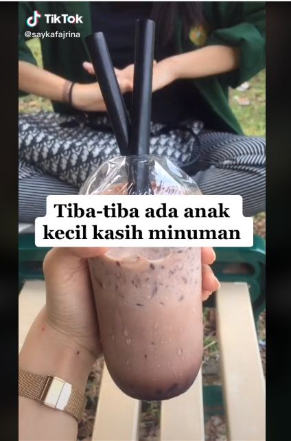 Dikira Mau Demo Tolak Omnibus Law, Mahasiswi Ini Diberi Es Cokelat oleh Warga