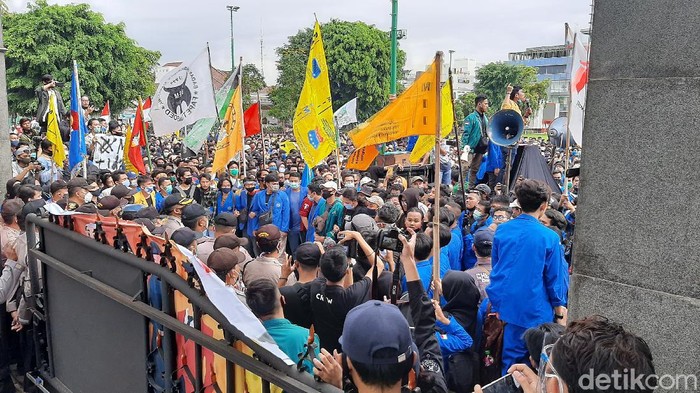 Massa aksi menggelar demo tolak Omnibus Law UU Cipta Kerja di depan kantor DPRD Banyumas, Rabu (7/10/2020).