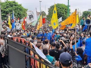 Massa Aksi Tolak Omnibus Law Geruduk DPRD Banyumas