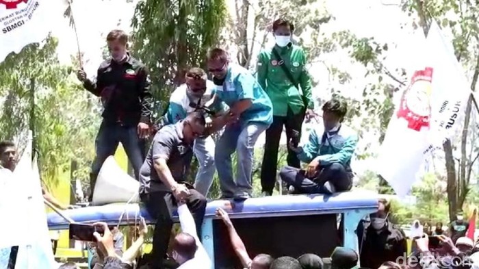 Massa buruh tolak omnibus law di Sukabumi.