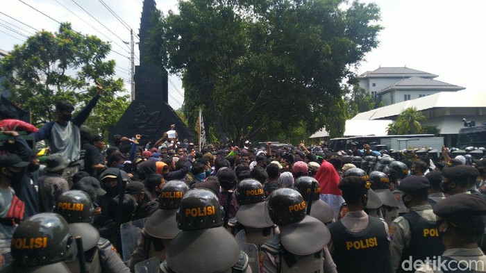 Massa demo tolak Omnibus Law di DPRD Jateng, Kota Semarang, Rabu (7/10/2020).