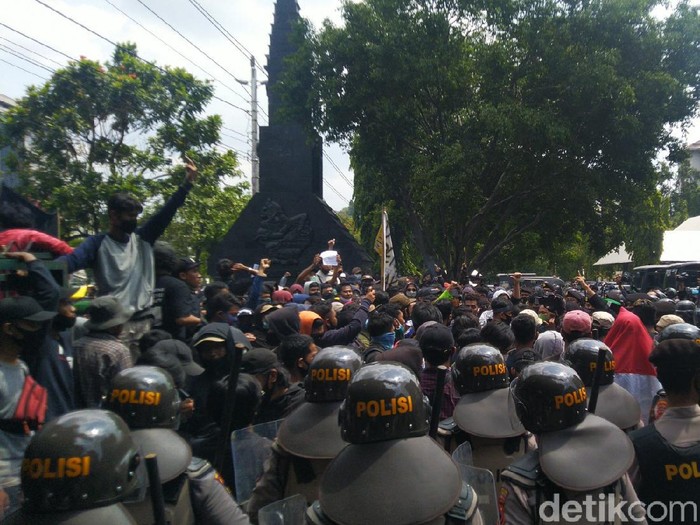 Massa demo tolak Omnibus Law di DPRD Jateng, Kota Semarang, Rabu (7/10/2020).