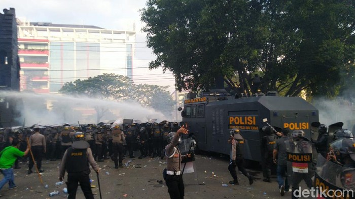 Massa demo tolak omnibus law di gedung DPRD Jateng disemprot gas air mata, Semarang, Rabu (7/10/2020).