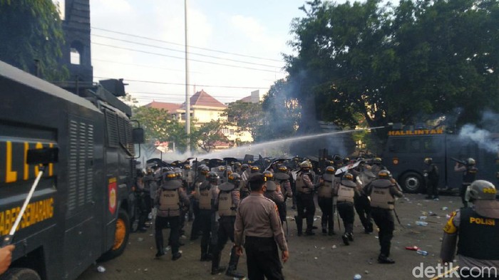 Massa demo tolak omnibus law di gedung DPRD Jateng disemprot gas air mata, Semarang, Rabu (7/10/2020).