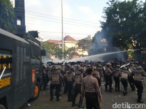 Demo Omnibus Law di DPRD Jateng Ricuh, Polisi: 50-100 Orang Diamankan