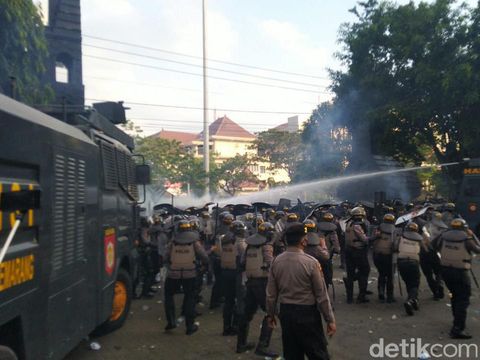 Massa demo tolak omnibus law di gedung DPRD Jateng disemprot gas air mata, Semarang, Rabu (7/10/2020).