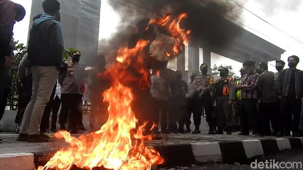 Massa demo tolak Omnibus Law di Wonosobo membakar ban dan tabur bunga di depan DPRD Wonosobo, Rabu (7/10/2020)