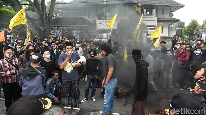 Massa demo tolak Omnibus Law di Wonosobo membakar ban dan tabur bunga di depan DPRD Wonosobo, Rabu (7/10/2020)