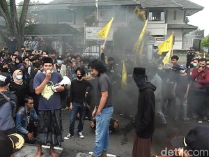 Massa Demo Omnibus Law Bakar Ban-Tabur Bunga di DPRD Wonosobo
