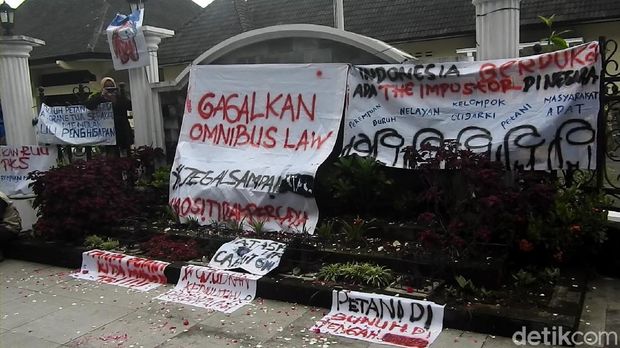 Massa demo tolak Omnibus Law di Wonosobo membakar ban dan tabur bunga di depan DPRD Wonosobo, Rabu (7/10/2020)