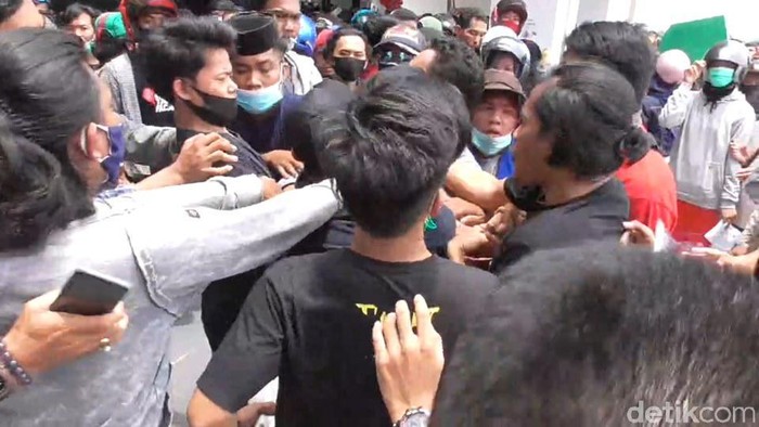 Massa demo tolak Omnibus Law UU Ciptaker di DPRD Sulbar Kota Mamuju