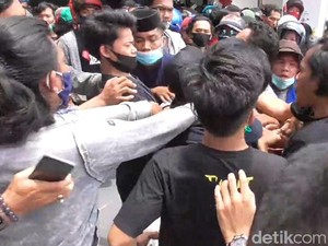 Demo Tolak Omnibus Law di DPRD Sulbar Ricuh, Massa Berselisih Paham!