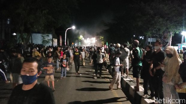 Massa mahasiswa di Makassar tutup Jalan AP. Pettarani-Jalan Sultan Alauddin yang mengakibatkan kemacetan.