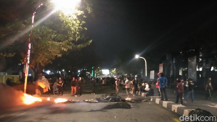 Massa mahasiswa di Makassar tutup Jalan AP. Pettarani-Jalan Sultan Alauddin yang mengakibatkan kemacetan.