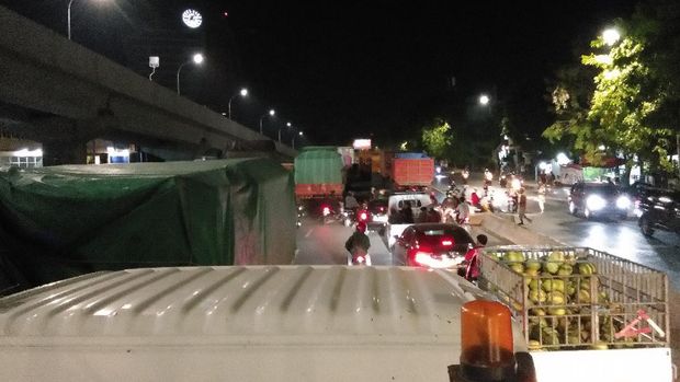 Massa mahasiswa di Makassar tutup Jalan AP. Pettarani-Jalan Sultan Alauddin yang mengakibatkan kemacetan.
