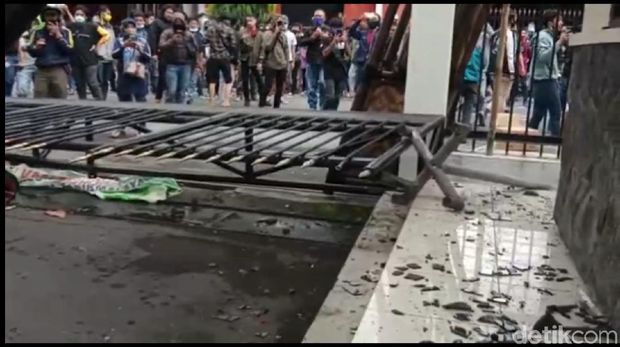 Massa menjebol pagar Gedung DPRD Tasikmalaya