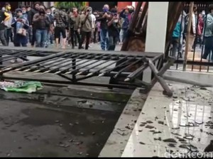 Video Pagar DPRD Purwakarta Jebol Berbalas Water Cannon ke Massa!