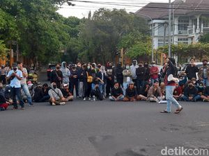Massa Demo Protes Omnibus Law Orasi di Simpang Tiga UIN Yogya