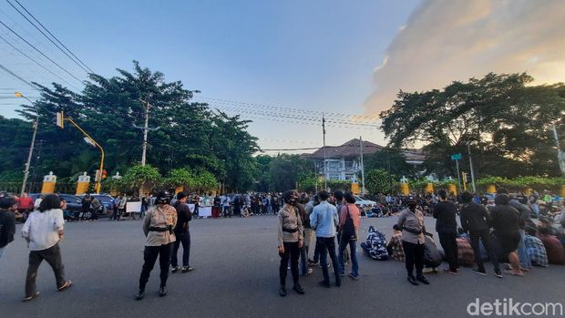 Massa tolak Omnibus Law UU Cipta Kerja orasi di Simpang Tiga UIN Yogya, Rabu (7/10/2020)