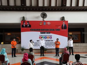 Mensos Salurkan Bantuan Tunai ke Surabaya Sesuai Intruksi Presiden