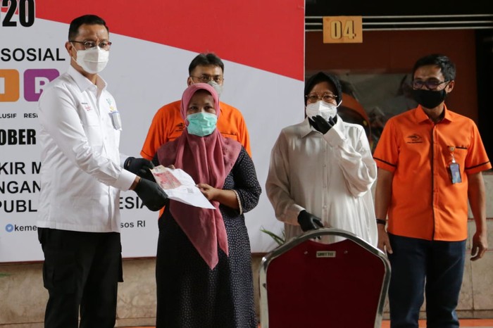 Menteri Sosial Juliari P Batubara menyaksikan secara langsung pencairan Bantuan Sosial Tunai (BST) Tahap VII dan distribusi Bantuan Sosial Beras (BSB) di Surabaya.