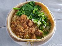 Unik! Mie Ayam Ini Disajikan Dalam Mangkok Yang Dibuat Dari Bakso