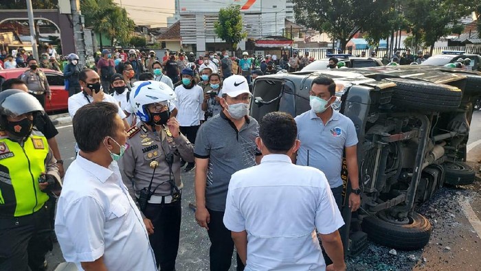 Mobil tahanan polisi dihadang dan dirusak massa di Pejompongan.
