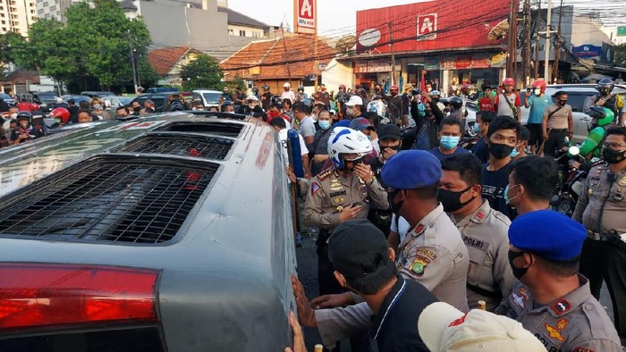 Mobil tahanan polisi dihadang dan dirusak massa di Pejompongan.