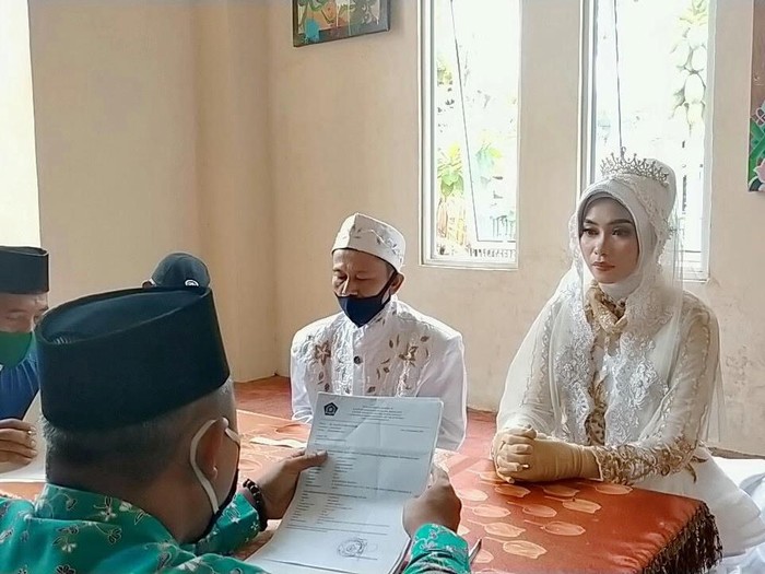 Nikah Kisah haru Pasangan Momon Tanjung dan Suharman