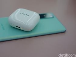 Unboxing Oppo Enco W51, TWS dengan Peredam Bising Rp 1 Jutaan