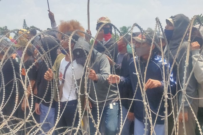 Pelajar, mahasiswa, dan pekerja berdemonstrasi di Kantor DPRD Provinsi Lampung di Kota Bandar Lampung untuk memprotes pengesahan UU Cipta Kerja, Rabu (7/10) (ANTARA/Dian Hadiyatna)