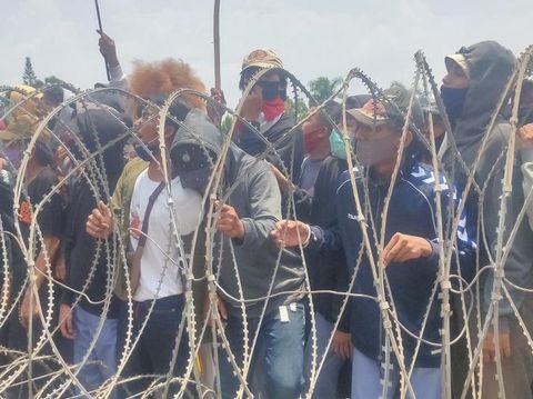 Pelajar, mahasiswa, dan pekerja berdemonstrasi di Kantor DPRD Provinsi Lampung di Kota Bandar Lampung untuk memprotes pengesahan UU Cipta Kerja, Rabu (7/10) (ANTARA/Dian Hadiyatna)