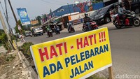 Meski ada proyek pelebaran jalan, lalu lintas tampak lancar.