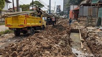 Sementara itu aktivitas pertokoan di sekitar proyek sedikit terganggu.