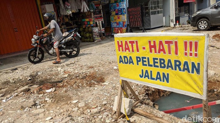 Jalan Bhayangkara, Tangerang Selatan, tengah dilebarkan. Jalan yang menghubungkan Bintaro dan Ciledug tersebut akan dilebarkan dari 6 meter menjadi 12 meter.