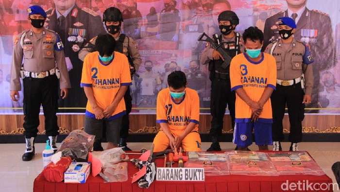 Tiga pembobol brankas milik CV Champions Jaya Sejahtera, Kabupaten Madiun ditangkap. Polisi menembak kaki mereka karena sempat melawan saat ditangkap.