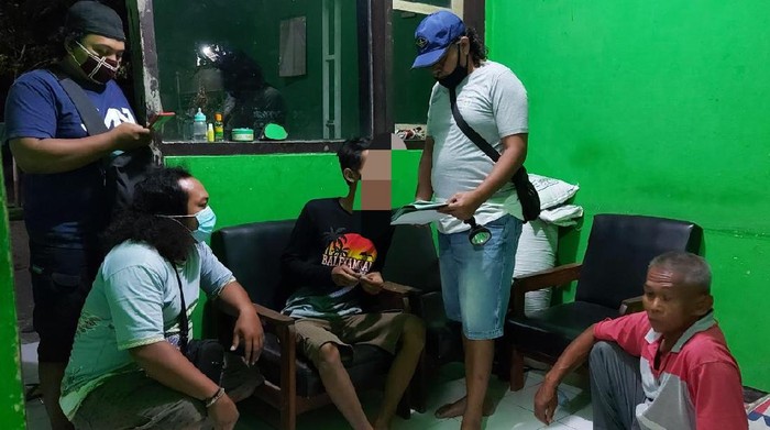 Seorang remaja perempuan di Nganjuk melaporkan pacarnya ke polisi. Itu dilakukan karena pacarnya tak kunjung menikahi dirinya.