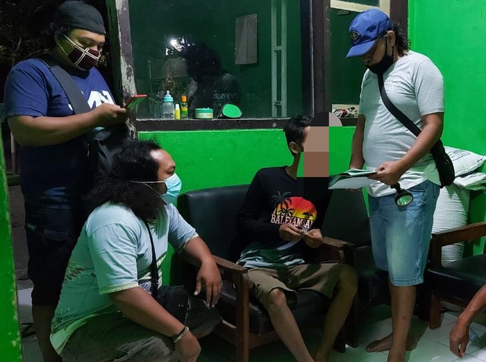 Seorang remaja perempuan di Nganjuk melaporkan pacarnya ke polisi. Itu dilakukan karena pacarnya tak kunjung menikahi dirinya.