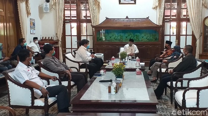 Pj Bupati Sidoarjo Hudiyono melakukan pertemuan dengan KPU setempat untuk membahas koordinasi persiapan teknis Pilkada Sidoarjo 2020. Pertemuan digelar di Pendopo Delta Wibawa.