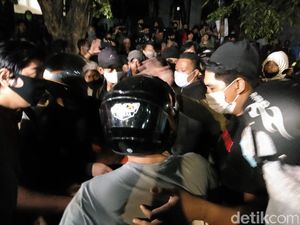 Nekat Terobos Blokade Mahasiswa, Pemotor di Makassar Nyaris Diamuk Massa