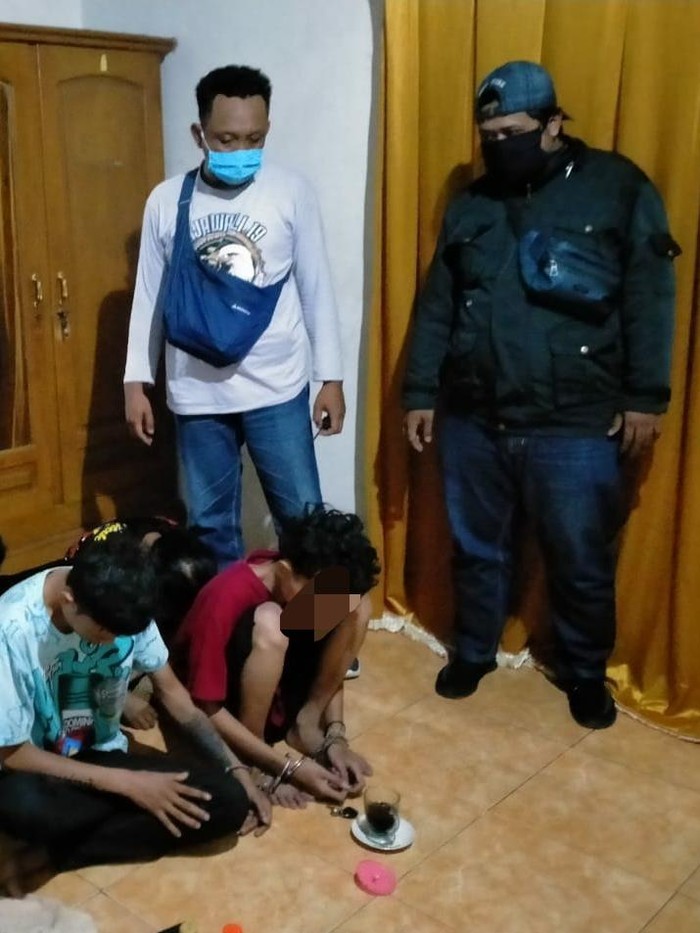 Empat pengedar pil koplo di Nganjuk dibekuk polisi. Satu di antaranya merupakan seorang pelajar.