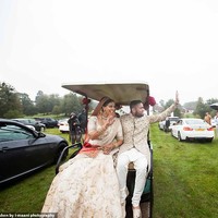 Setelah upacara pernikahan, Roma dan Vina berkeliling taman menggunakan mobil golf. Tidak terlalu berdekatan, mereka hanya menyapa para tamu dengan melambaikan tangan. Foto: dok. I-maani Photography