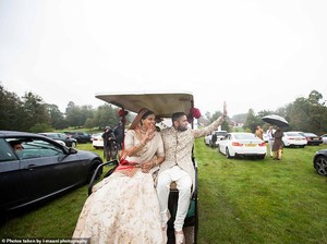 Serunya Pasangan Menikah dengan Tema Drive-in, Tamu Melihat Acara dari Mobil