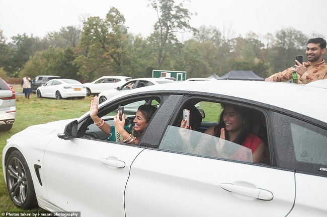 Dari dalam mobil, para tamu pun bersorak dan sudah menyiapkan kamera ponsel mereka untuk mengabadikan momen unik tersebut.  Foto: dok. I-maani Photography