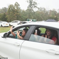 Dari dalam mobil, para tamu pun bersorak dan sudah menyiapkan kamera ponsel mereka untuk mengabadikan momen unik tersebut.  Foto: dok. I-maani Photography