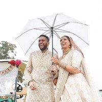 Pasangan kreatif keturunan India Roma Popat dan Vinal Patel menggelar pernikahan adat India dengan cara unik. Pernikahan ala bioskop drive-in ini pun jadi viral.  Foto: dok. I-maani Photography