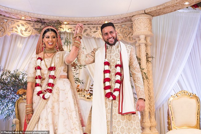 Inilah penampilan mewah Roma dan Vinal dengan baju pengantin India. Pasangan ini dan para tamu pun tampak bahagia dengan gelaran acara yang tidak biasa tersebut.  Foto: dok. I-maani Photography