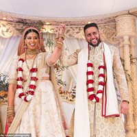 Inilah penampilan mewah Roma dan Vinal dengan baju pengantin India. Pasangan ini dan para tamu pun tampak bahagia dengan gelaran acara yang tidak biasa tersebut.  Foto: dok. I-maani Photography